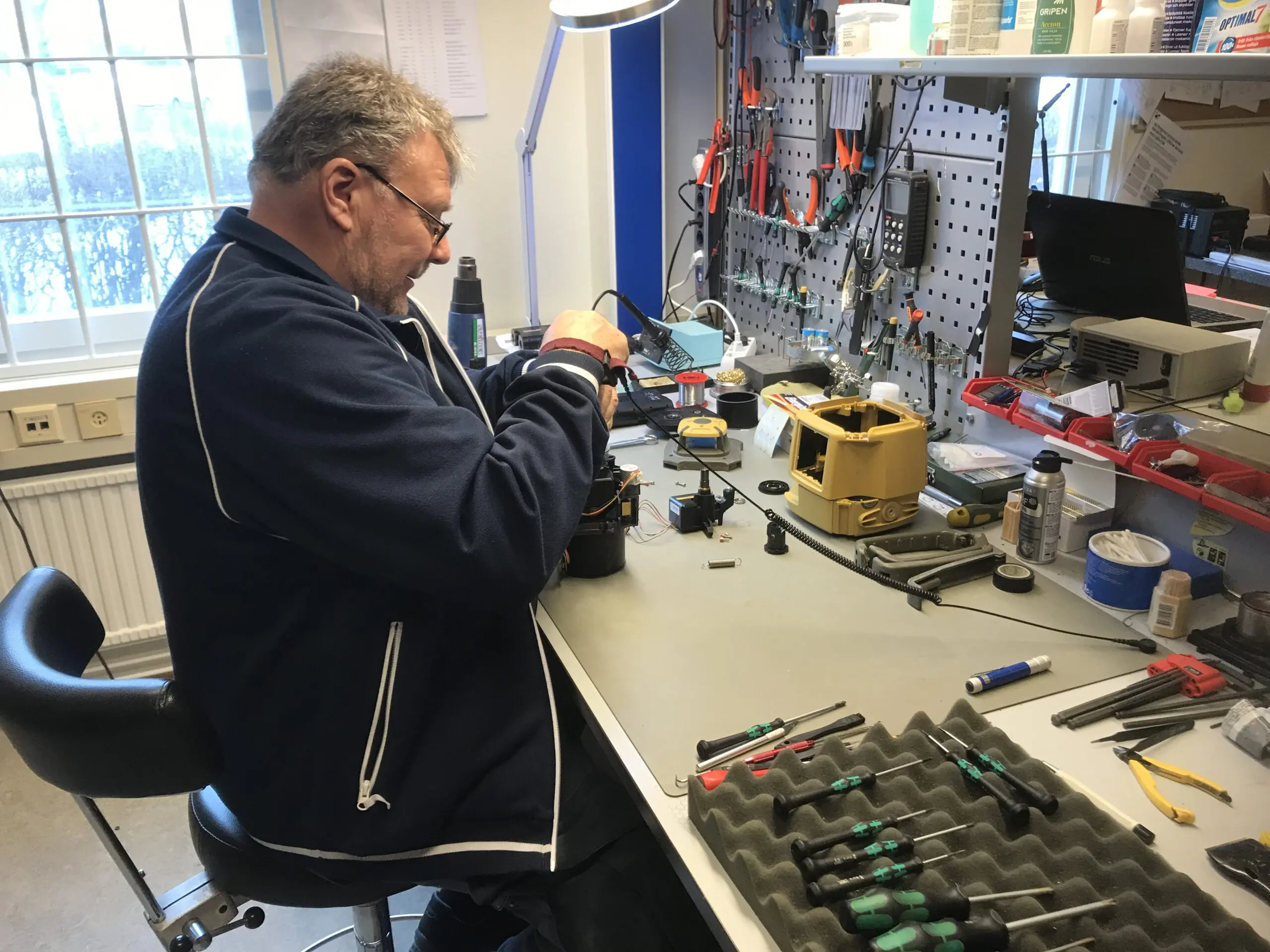 Blinken service-tekniker arbetar med mätinstrument