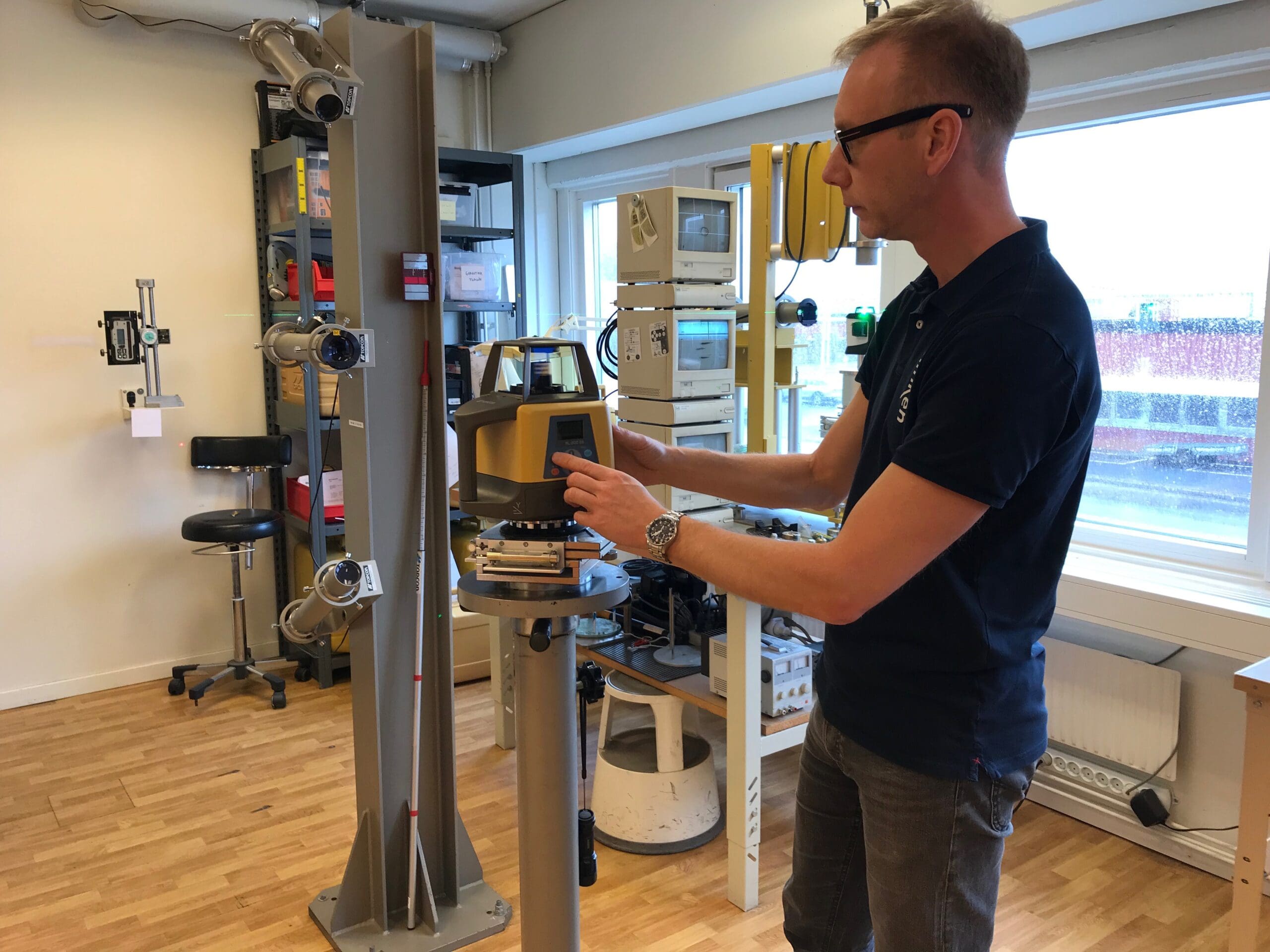 servicetekniker som kontrollerar en laser